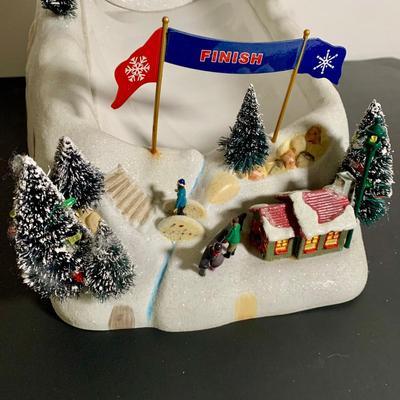 LOT 23 L: 2009 Mr. Christmas Illuminated Musical Winter Wonderland Half Pipe