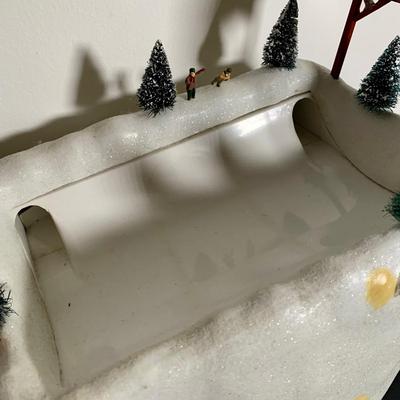 LOT 23 L: 2009 Mr. Christmas Illuminated Musical Winter Wonderland Half Pipe