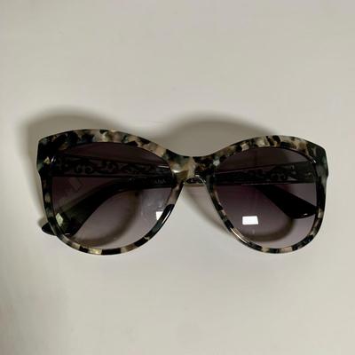 LOT 27 L: Kate Spade "Harlee" Pink Sunglasses, INC Black Bead Bag, NWT Indigo Soul Silver Bag, & More