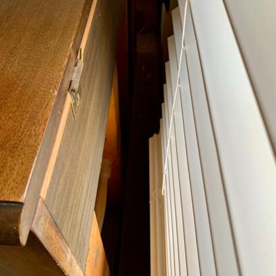 LOT 28 F: Lester Piano w/ Bench