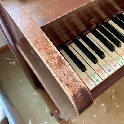 LOT 28 F: Lester Piano w/ Bench
