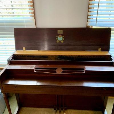 LOT 28 F: Lester Piano w/ Bench