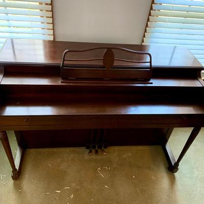 LOT 28 F: Lester Piano w/ Bench