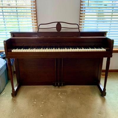 LOT 28 F: Lester Piano w/ Bench