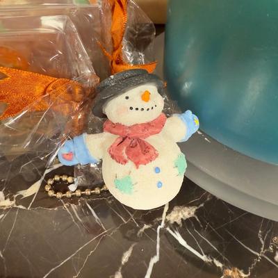 LOT 44D: Collection of Christmas Candles, Decor & More