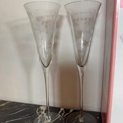 LOT 47D: Valentine’s Day Home Decor, Stemmed Glassware & Serving Dishes