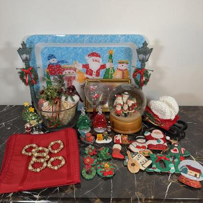 LOT 57F: Christmas Home Decor Collection