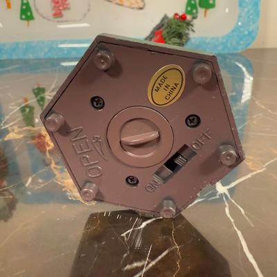 LOT 57F: Christmas Home Decor Collection