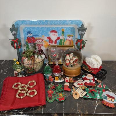 LOT 57F: Christmas Home Decor Collection