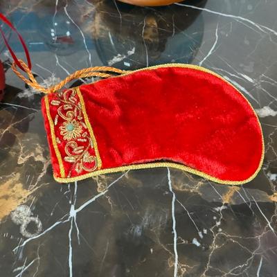 LOT 57F: Christmas Home Decor Collection