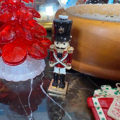 LOT 57F: Christmas Home Decor Collection