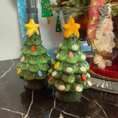 LOT 57F: Christmas Home Decor Collection