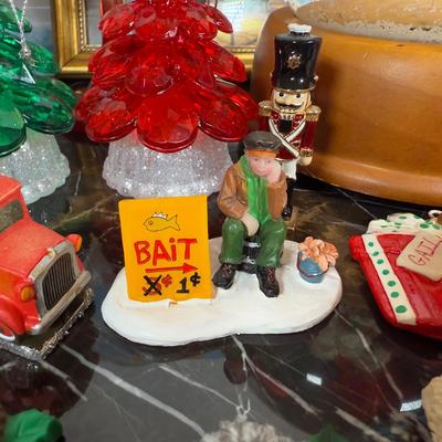 LOT 57F: Christmas Home Decor Collection
