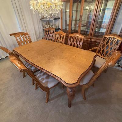 LOT 80D: American Drew Dining Table w/ 8 Chairs & 2 Leaves