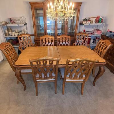 LOT 80D: American Drew Dining Table w/ 8 Chairs & 2 Leaves