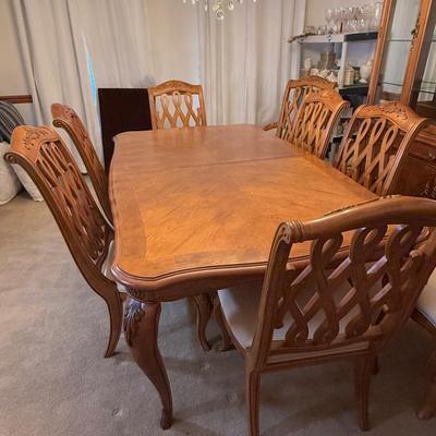 LOT 80D: American Drew Dining Table w/ 8 Chairs & 2 Leaves