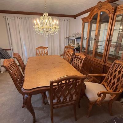 LOT 80D: American Drew Dining Table w/ 8 Chairs & 2 Leaves