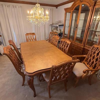 LOT 80D: American Drew Dining Table w/ 8 Chairs & 2 Leaves