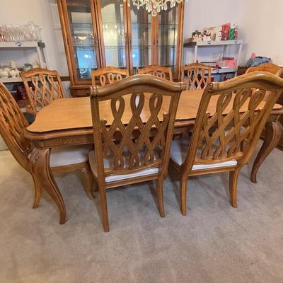 LOT 80D: American Drew Dining Table w/ 8 Chairs & 2 Leaves