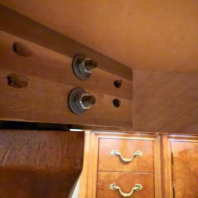 LOT 80D: American Drew Dining Table w/ 8 Chairs & 2 Leaves