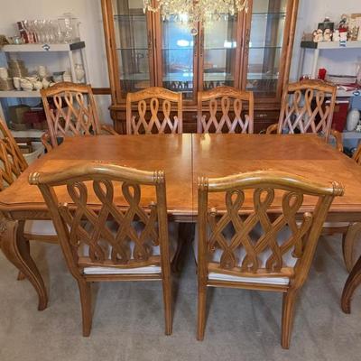 LOT 80D: American Drew Dining Table w/ 8 Chairs & 2 Leaves