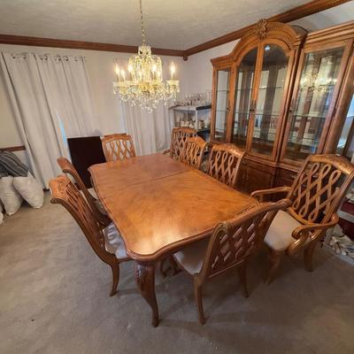 LOT 80D: American Drew Dining Table w/ 8 Chairs & 2 Leaves