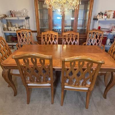 LOT 80D: American Drew Dining Table w/ 8 Chairs & 2 Leaves