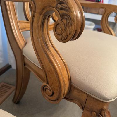 LOT 80D: American Drew Dining Table w/ 8 Chairs & 2 Leaves