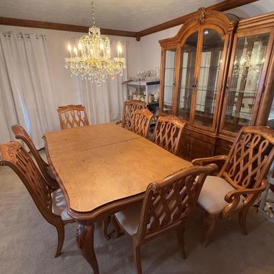 LOT 80D: American Drew Dining Table w/ 8 Chairs & 2 Leaves