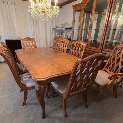 LOT 80D: American Drew Dining Table w/ 8 Chairs & 2 Leaves