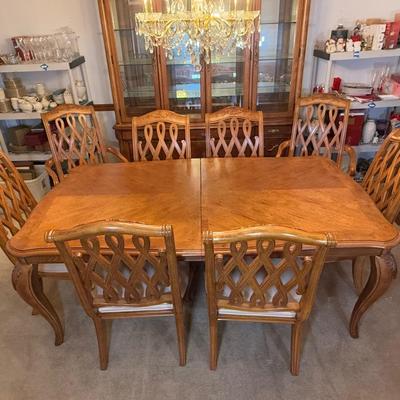 LOT 80D: American Drew Dining Table w/ 8 Chairs & 2 Leaves