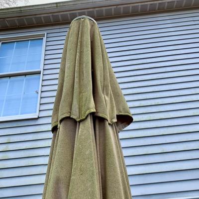 LOT 127 O: Outdoor Patio Set: Table, 6 Chairs, Umbrella, & Umbrella Stand