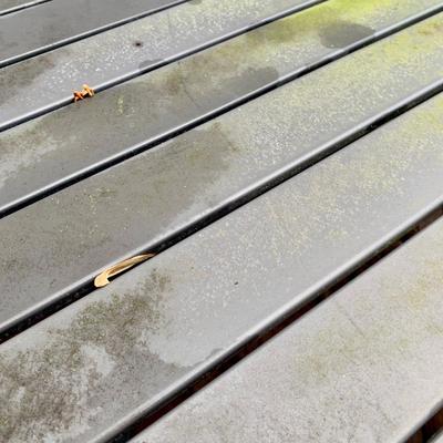 LOT 127 O: Outdoor Patio Set: Table, 6 Chairs, Umbrella, & Umbrella Stand