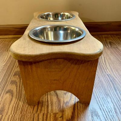 LOT 130 O & L: Pup N' Stuff Collection: 2 Mesh Outdoor / Indoor Dog Beds, Pet Hair Trimmer, Wooden Bone Shape Food & Water...