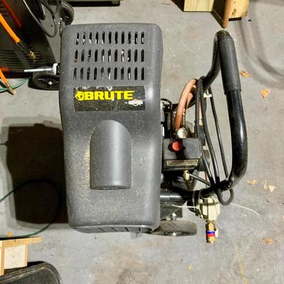 LOT 140 G: Brute 10 GAL 125 PSI Air Compressor Model #074004 w/ Extra Valve & Enclosed Retractable 20 ft Air Hose
