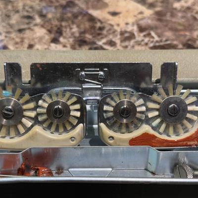 LOT 144L: Vintage Silver Reed Knitting Machine 840320