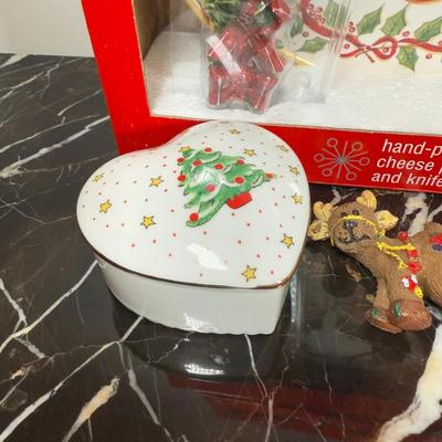 LOT 169D: Porcelain Ware 12 pc Christmas Dinner Set & Bowls w/ Holly Yuletide Serving Utensils & More