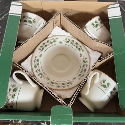 LOT 170D: Porcelain Ware 12 pc Christmas Dinner Set, Bowls, Candlesticks