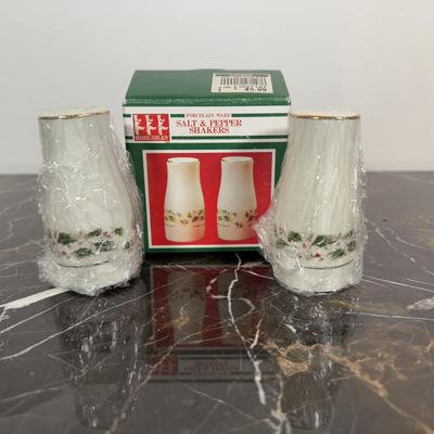 LOT 170D: Porcelain Ware 12 pc Christmas Dinner Set, Bowls, Candlesticks