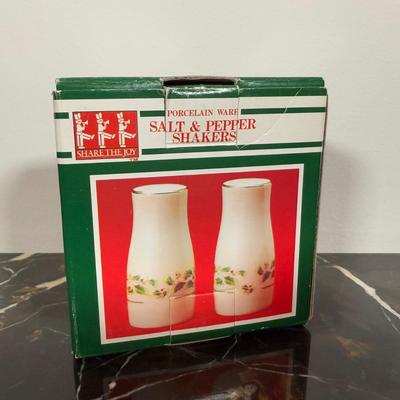 LOT 170D: Porcelain Ware 12 pc Christmas Dinner Set, Bowls, Candlesticks