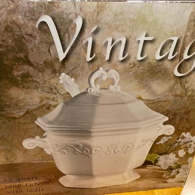 2.5 Soup Tureen with ladle