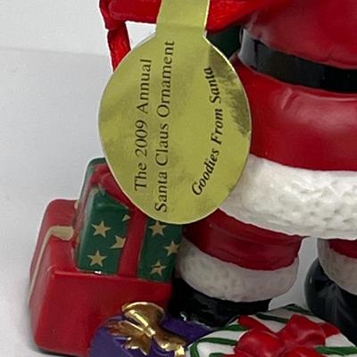 2009 Danbury Mint Annual Santa Ornament
