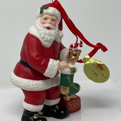 2009 Danbury Mint Annual Santa Ornament
