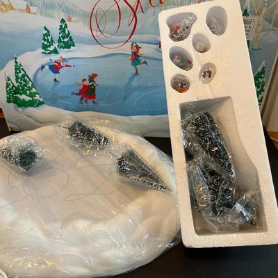 Department 56 Village Skating Pond in Original Box