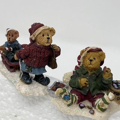 Boyds Bears Figures, Igloo and Sugar Plum Pavilion
