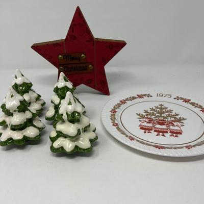 Four Fitz & Floyd Christmas Trees and 1975 Spode Plate