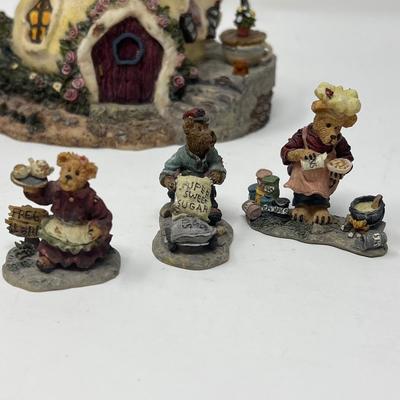 Four Boyds Bearstown Houses & Townsbear Figures