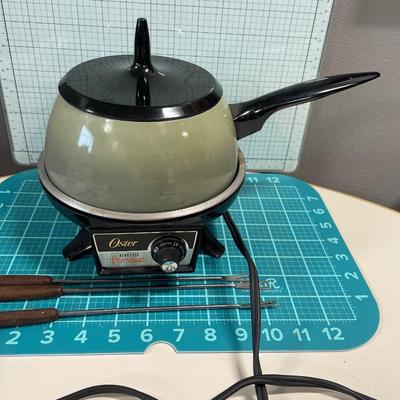 Oster Fondue pot with 3 skewers