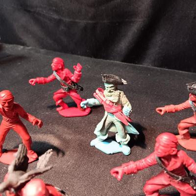 MARX TOY PIRATES WITH ACCESSORIES