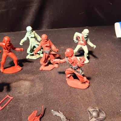 MARX TOY PIRATES WITH ACCESSORIES